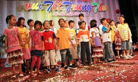 Trẻ em đón  Trung thu do Tổng công ty Tín Nghĩa tổ chức. Ảnh: C. NGHĨA