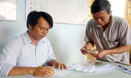 Anh Thanh đang nhận tiền giùm bà con để chuyển sang trả cho ngân hàng.