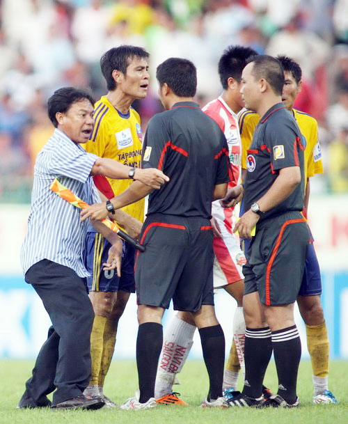 Công tác trọng tài đặc biệt bị phê phán ở hội nghị tổng kết của VFF.   Ảnh: T.L