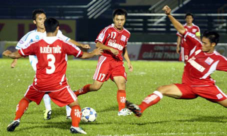 U.21 Đồng Nai (áo sậm) sẽ đoạt vé sớm nếu thắng U.21 Đồng Tháp.      