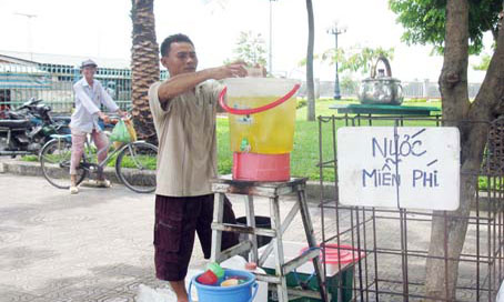 Anh Rạng chồng chị Út Nhỏ, tiếp đá cho bình trà của hai vợ chồng.