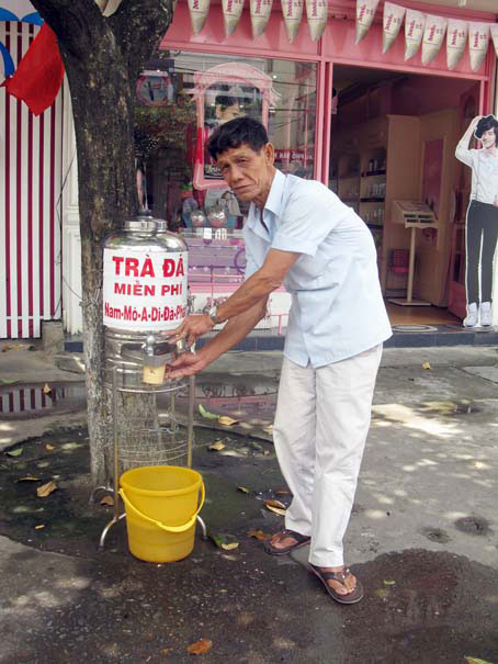 Người đi đường nếu thấy khát nước cứ ghé vào rót uống tùy thích.