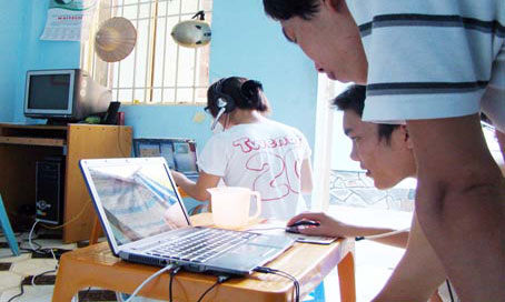 Nhiều sinh viên phải trả tiền điện, nước sinh hoạt giá cao khi thuê phòng trọ bên ngoài. Ảnh: C. Nghĩa