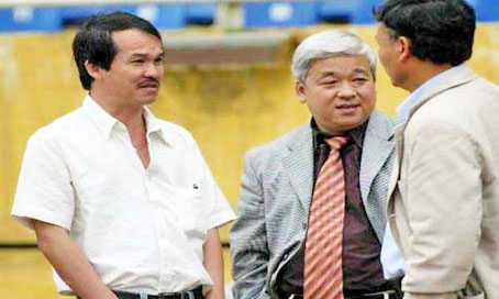 “Bầu” Đức (ngoài cùng bên trái) tuyên bố sẽ “dừng cuộc chơi” nếu “bầu” Kiên (người đứng giữa) bỏ bóng đá. Ảnh: T.L