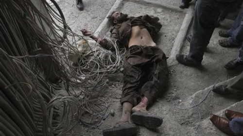 Một tay súng Taliban bị tiêu diệt - Ảnh: AP 