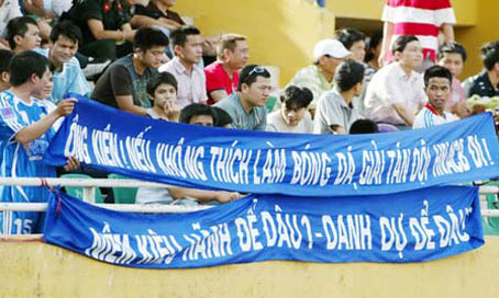 CĐV Hà Nội ACB từng giăng biểu ngữ phản đối “bầu” Kiên.