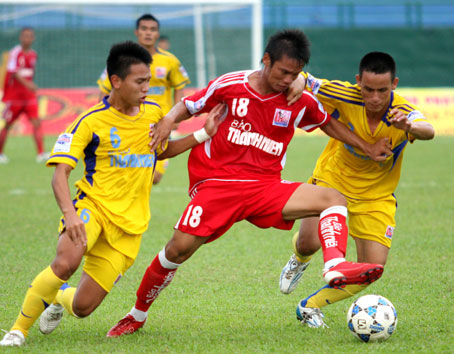 Với lực lượng dự bị, U.21 Đồng Nai (áo đỏ) để thua U.21 SLNA ở lượt trận cuối Ảnh: H.ANH