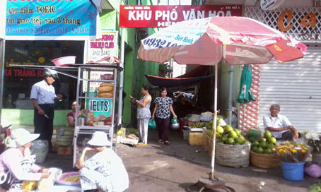 Một số đường hẻm bị lấn chiếm để buôn bán. 