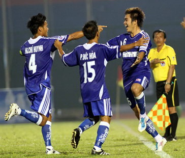 Các cầu thủ U.21 Bình Dương vui mừng khi lọt vào chung kết