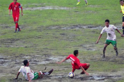 U19 Việt Nam (áo đỏ) tiếp tục chiến thắng trong một trận thủy chiến. 