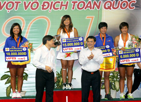 Huỳnh Phương Đài Trang cũng bảo vệ thành công giải đơn nữ. 