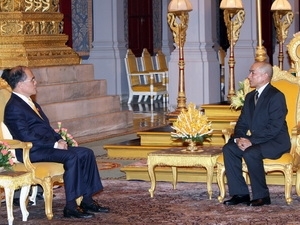 Vietnamese NA Chairman Nguyen Sinh Hung met with Cambodian King Norodom Sihamoni (Source: VNA)