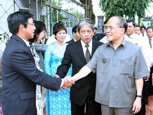 NA Chairman Nguyen Sinh Hung meets overseas Vietnamese living in Sihanouk Ville province, Cambodia (Source: VNA)