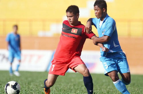 Đình Tùng (trái) gần như chắc chắn sẽ là tiền đạo số một của U23 Việt Nam dưới thời HLV Falko Goetz.  Ảnh: T.L