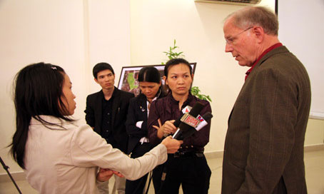 Phóng viên Tường Lam (Đài PTTH Đồng Nai) phỏng vấn đại diện Quỹ Ford về hậu quả chất độc da cam.