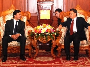 Lao Vice NA Chairman Saysomphone Phomvihane receives Head of the Vietnamese NA Office Nguyen Hanh Phuc (Source: Vietnamplus) 