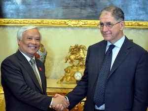 NA Vice Chairman Uong Chu Luu and Vice President of the Italian Parliament’s Chamber of Deputies (IPCD) Rocco Buttiglione (Source:VNA)