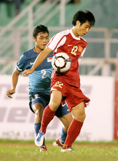 U23 VN (phải) đã gặp khá nhiều khó khăn trước U23 Singapore. Ảnh: T.L