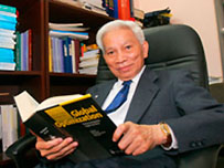 Vietnamese professor receives int’l mathematics prize