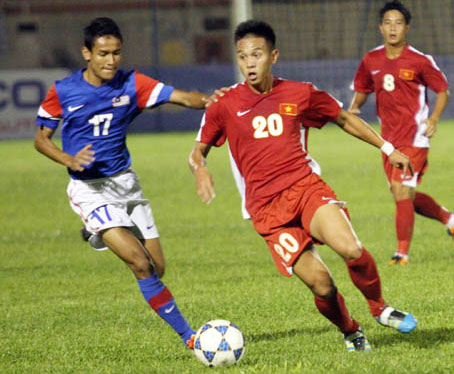 Thắng U.21 Malaysia 2-0, U.21 Việt Nam (áo đỏ) có lợi thế giành vé vào bán kết.