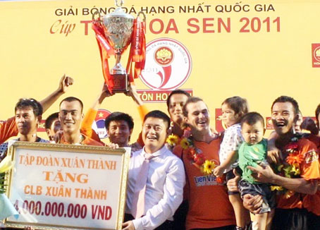 Không còn mặn mà với tham vọng làm bóng đá cùng Sài Gòn Xuân Thành, bầu Thụy (áo trắng) đang muốn bán lại đội bóng cho một tập đoàn dầu khí, với số tiền chỉ khoảng 70 tỷ đồng.            Ảnh: T.L