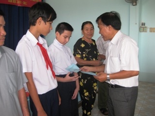 Presenting scholarships to AO victims in Bien Hoa city