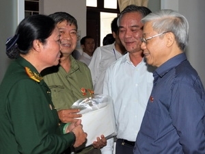 Party General Secretary Nguyen Phu Trong meets with voters in Nhat Tan ward, Tay Ho district (Source:VNA)