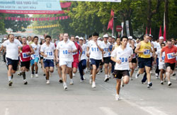 Peace run: Over 1,200 runners race in the Run for Peace at Ha Nois Hoan Kiem Lake last year. — VNA/VNS Photo Ngoc Truong