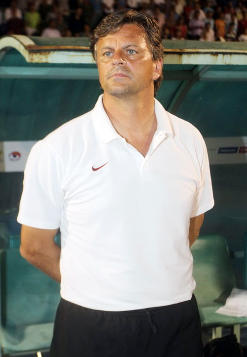 Công việc chuẩn bị của HLV Falko Goetz có thể sẽ bị ảnh hưởng vì thời tiết mưa gió hiện tại ở Hà Nội.    T.L