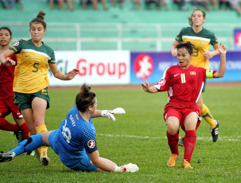 Tiền đạo Minh Nguyệt (đỏ) trong pha thoát khỏi đeo bám của hàng thủ đội khách và đánh bại thủ môn nâng tỷ số 3-1.