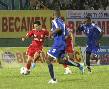 Chủ nhà B.BD (áo đỏ) thất bại trong ngày ra quân