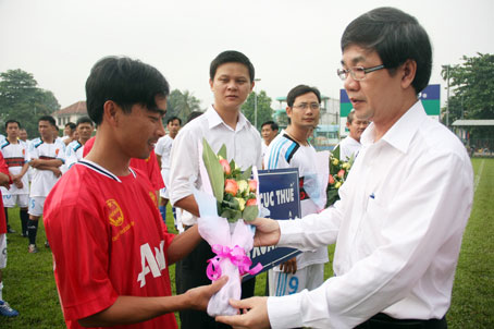 Ban tổ chức tặng hoa cho các đội bóng tham dự. Ảnh: H.Anh