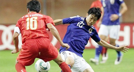 Quang Thanh không quá lép vế trước Shinji Kagawa.