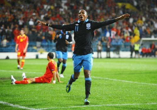 Niềm vui của Ashley Young sau khi ghi bàn giúp ĐT Anh hoàn thành mục tiêu khi có trận hòa 2-2 trước Montenegro.  Ảnh: T.L