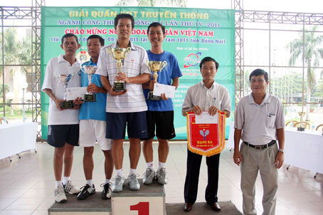 BTC trao giải cho các cặp đạt thứ hạng đôi nam dưới 45 tuổi.              Ảnh: H.ANH