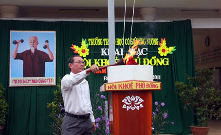 Thầy Trần Như Long, Hiệu trưởng Trường THCS Hùng Vương châm đuốc khai mạc HKPĐ.         