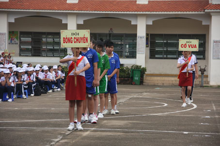 Các đội tham gia diễu hành tại lễ khai mạc