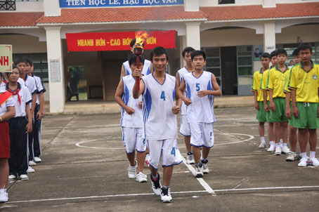 Đội rước đuốc tiến và lễ đài