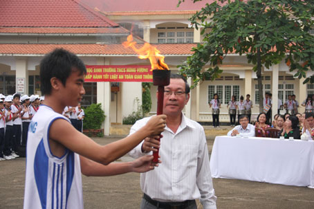 Thầy Hiệu trưởng Trần Như Long nhận đuốc để châm ngọn lữa khai mạc HKPĐ