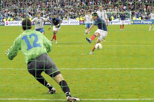 Bàn thắng muộn màng của Nasri đã cứu rỗi cho tuyển Pháp.     Ảnh: T.L