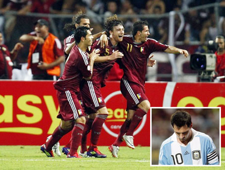 Niềm vui của các cầu thủ Venezuela và nỗi buồn của Messi (ảnh nhỏ). Ảnh: T.L