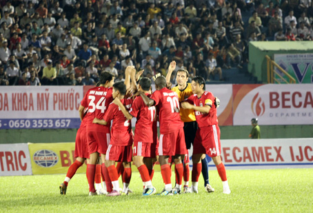 Chủ nhà B.Bình Dương tiếp tục có niềm vui ở vòng bán kết.