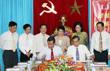 Chủ tịch HĐND tỉnh Trần Văn Tư và Chủ tịch UBND tỉnh Đinh Quốc Thái ký kết quy chế phối hợp.