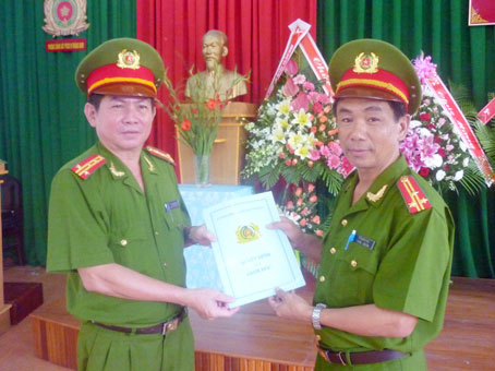 Đại tá Võ Văn Sáng trao quyết định thành lập Phòng Cảnh sát PCCC huyện Trảng Bom. 