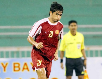 Ai cũng biết việc Quốc Anh bỏ ÐT về TP.HCM là để tìm đối tác mới cho mùa giải sắp tới mà Quốc Anh cương quyết dứt bỏ CLB TP.HCM.            Ảnh: T.L