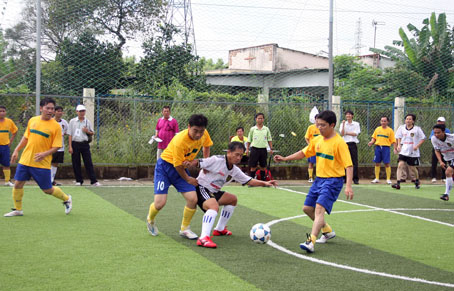 Bóng đá là một trong 2 môn được tổ chức thi đấu sớm. Trong ảnh: Trận Báo Ðồng Nai (áo trắng) thua Huyện ủy Nhơn Trạch 0-1.     