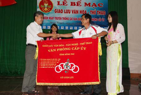 Đồng chí Lâm Văn Nghĩa, Chánh Văn phòng Tỉnh ủy trao cờ luân lưu cho đại diện Huyện ủy Thống Nhất.