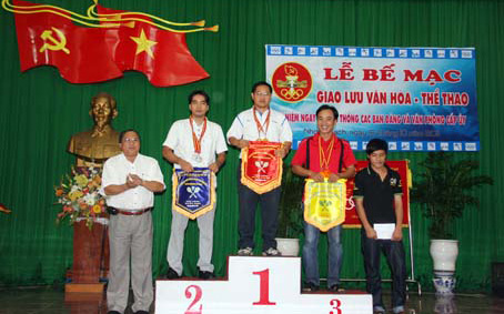 Trao giải cho các vận động viên , thí sinh đạt thứ hạng.