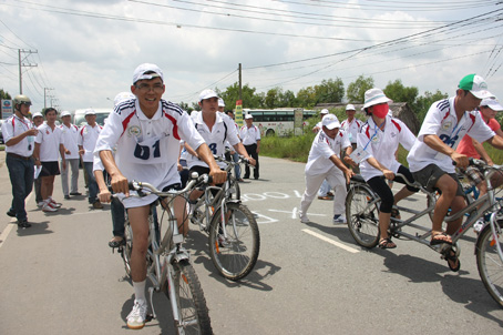 Các vận động viên thi đấu môn xe đạp đôi