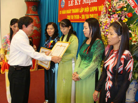 Phó chủ tịch UBND tỉnh Nguyễn Thành Trí trao bằng khen cho các cá nhân có nhiều thành tích trong phong trào thi đua.